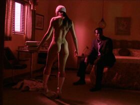 Джеки Киньонес голая – Тяжелый случай (2006) #3