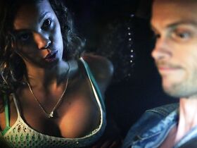 Алиша Боэ секси – Убить за 68 (2017)