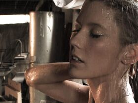 Сара Уолд голая, Мелани Гиллис голая – Поля живых мертвецов (2014) #2