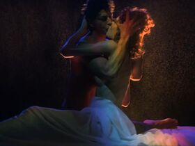 Джина Дэвис секси – Земные девушки легко доступны (1989) #3