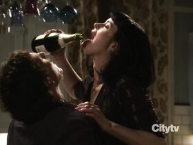 Кристен Риттер секси – Не верь су*** из квартиры 23 s01e01 (2012)