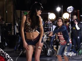 Кристен Риттер секси – Не верь су*** из квартиры 23 s01e01 (2012) #2