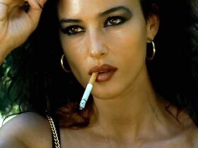 Моника Беллуччи секси – Доберман (1997)