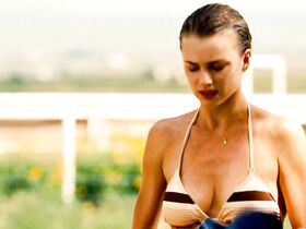 Эмили ВанКэмп секси, Пайпер Перабо секси – Носители (2009)