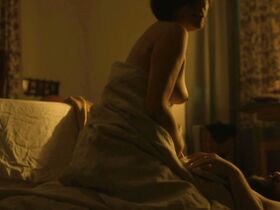 Элизабет Мосс голая – Вершина озера s02e06 (2017) #1