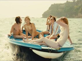 Кароль Комб голая, Лола Кретон голая, Бобби Сальвор Менуэс голая – Что-то в воздухе (2012) #2