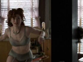 Дебра Мессинг секси – Прогулка в облаках (1995)