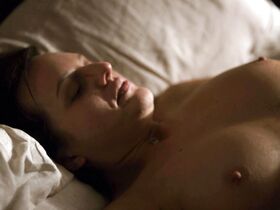 Элизабет Мосс голая – Вершина озера s02e05 (2017) #3