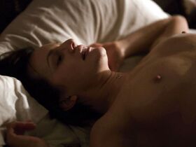 Элизабет Мосс голая – Вершина озера s02e05 (2017)