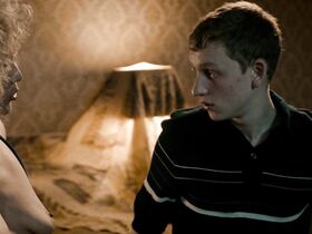 Мэгги Джилленхол голая – Двойка s01e01 (2017) #4