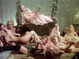 Тереза Энн Савой голая, Памела Виллорези голая, Анико Шафар голая – Частные пороки, общественные добродетели (1976) #3