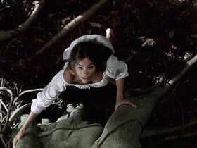 София Вергара секси, Натали Роуз секси – Большие неприятности (2002) #3