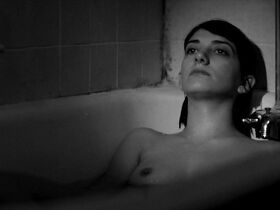 Шейла Ванд голая – Девушка возвращается одна ночью домой (2014)