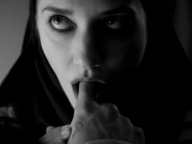 Шейла Ванд голая – Девушка возвращается одна ночью домой (2014) #2