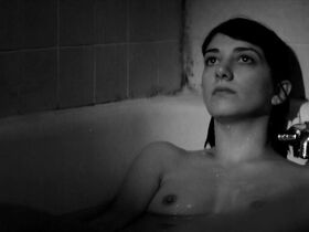 Шейла Ванд голая – Девушка возвращается одна ночью домой (2014) #3