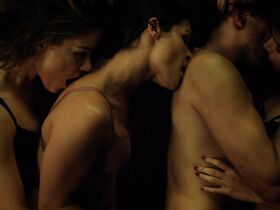 Роксанна Макки секси, Ким Энгельбрехт секси, Шивани Гаи секси, Кристина Чонг голая – Доминион s02e08 (2015)