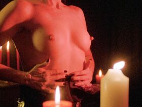 Робин Стюарт голая, Карен Планден голая – Черные розы (1988) #2