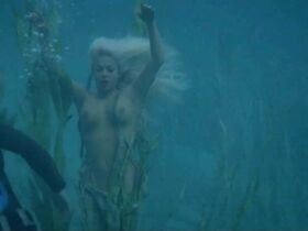 Рэкел Уэлч секси, Кристин Тодд голая – Девушка в цементе (1968) #2