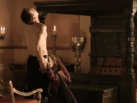 Пердита Викс секси – Тюдоры s01e02 (2007)