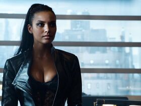 Морена Баккарин секси, Джессика Лукас секси – Готам s02e01 (2015)