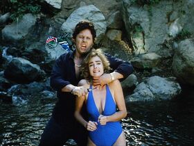 Мишель Джонсон секси, Бринк Стивенс голая, Мишель Бауэр голая, Лора Альберт голая – Убийства-головоломки (1989) #3