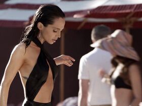 Элиза Душку секси – The Saint (2017)