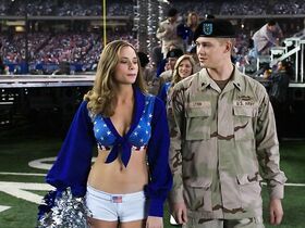 Макензи Ли секси – Долгий путь Билли Линна в перерыве футбольного матча (2016) #2