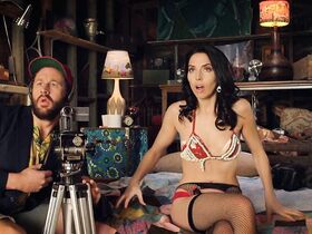 Лиззи Каплан секси, Уитни Каммингс секси – Фрэнки наводит шорох (2012)