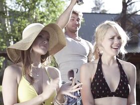 Кристен Хагер секси, Кристал Лоу секси – Немного зомби (2012)