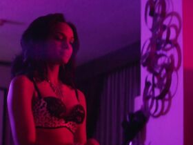 Джиллиан Мюррэй секси, Мекиа Кокс секси – Давление (2015) #3