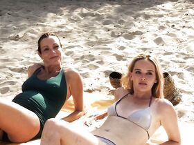 Джесс Вейкслер секси, Стефания Рокка секси – Женщина (2010) #3