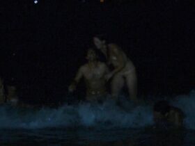 Изабель Райан голая, Лиа Московиц голая – Happy (2015)