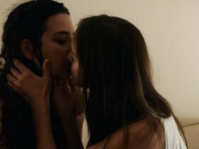 Изабель Райан голая, Лиа Московиц голая – Happy (2015) #2