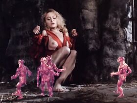 Ирина Мовила голая, Мишель МакБрайд голая – Подвиды (1991)