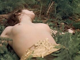 Ингрид Питт голая, Андреа Лоуренс голая – Графиня Дракула (1971) #2