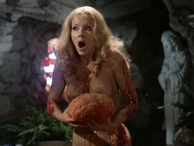 Ингрид Питт голая, Андреа Лоуренс голая – Графиня Дракула (1971) #3