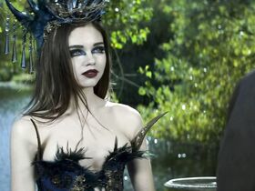 Индиа Айсли секси – Проклятие Спящей красавицы (2016)