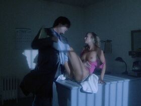 Хоуп Мари Карлтон голая – Резня на «Скале» (1988) #2