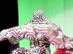 Грейс Джонс голая, Лиза Лион секси, Тришиа Барнс голая – Вамп (1986) #3