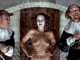 Джемма Джонс голая, Джорджина Хейл голая – Дьяволы (1971)