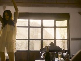 Фрида Пинто секси – Красавица из трущоб (2011)