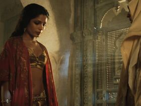 Фрида Пинто секси – Черное золото (2011)