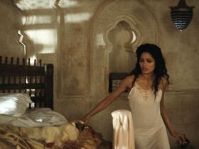 Фрида Пинто секси – Черное золото (2011) #2