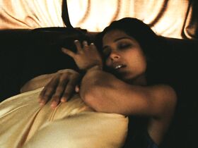 Фрида Пинто секси – Черное золото (2011) #3