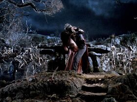 Эмбет Дэвидц секси – Зловещие мертвецы 3: Армия тьмы (1992) #3