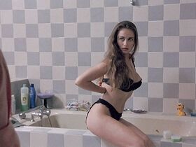 Эммануэль Беар секси, Натали Кардон секси – Мучение (1994)