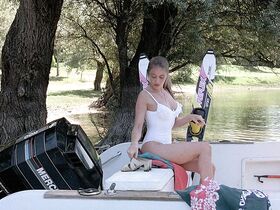 Эммануэль Беар секси, Натали Кардон секси – Мучение (1994) #3