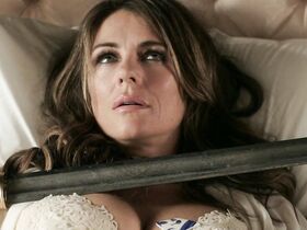 Элизабет Хёрли секси, Кили Хэзелл секси – Члены королевской семьи s02e08 (2016)