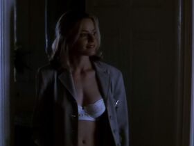 Элизабет Шу секси – The Saint (1997)