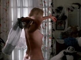 Эйлин Дэвидсон голая, Джоди Дрэйджи голая – На греческой улице... (1983) #2